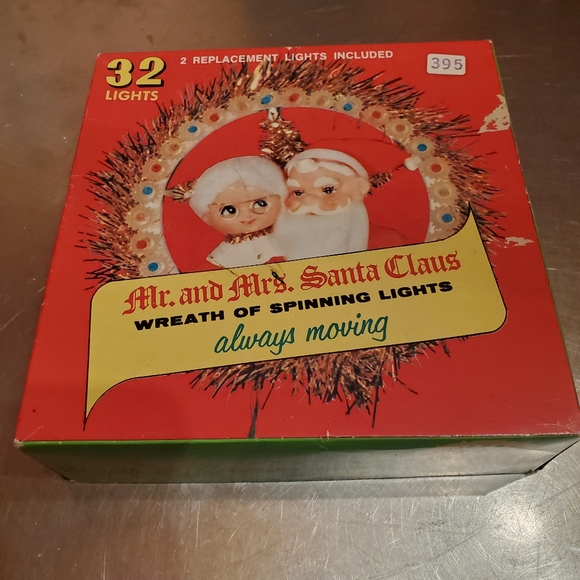 1973 Mr & Mrs Santa Claus Wreath of Spinning Light
